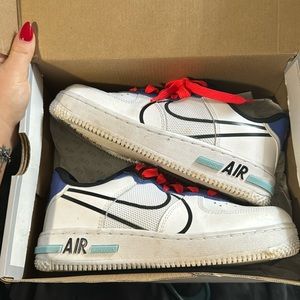 Barely worn. Size 4.5 grade school. I wear 6.5-7 in women’s and they fit great.